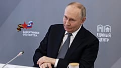 Владимир Путин во время встречи с работниками и подопечными фонда "Защитники Отечества", Москва, 6 марта 2025 года.