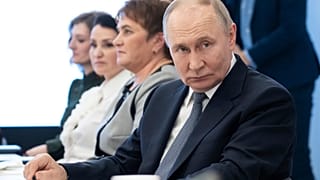 Rusya Devlet Başkanı Vladimir Putin, Ukrayna savaşında hayatını kaybeden askerlerin yakınlarıyla birlikte, 6 Mart 2025