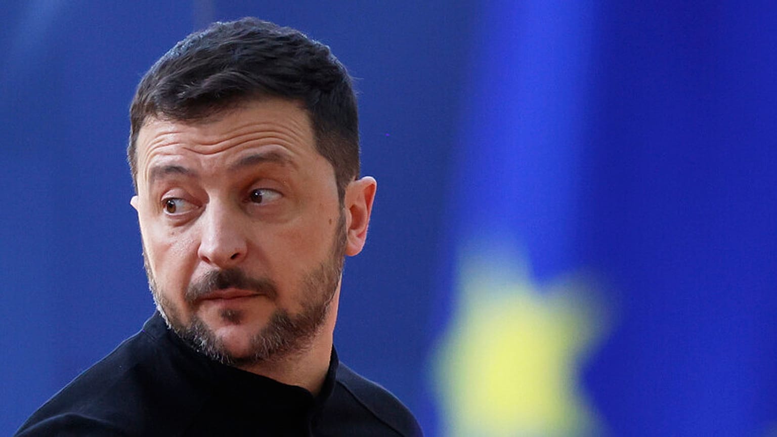 O presidente da Ucrânia, Volodymyr Zelenskyy, chega para uma cimeira da UE no edifício do Conselho Europeu em Bruxelas, quinta-feira, 6 de março de 2025