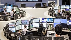 Os comerciantes olham para os seus ecrãs na bolsa de valores de Frankfurt, Alemanha,