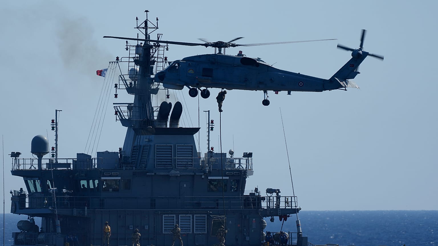 Um helicóptero militar carrega fuzileiros sobre um navio durante um exercício naval anual da NATO na costa ocidental da Turquia - foto de arquivo.