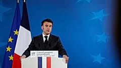 Ο Γάλλος πρόεδρος Εμανουέλ Μακρόν μιλάει κατά τη διάρκεια συνέντευξης Τύπου στη Σύνοδο Κορυφής της ΕΕ στις Βρυξέλλες, Πέμπτη 6 Μαρτίου 2025.