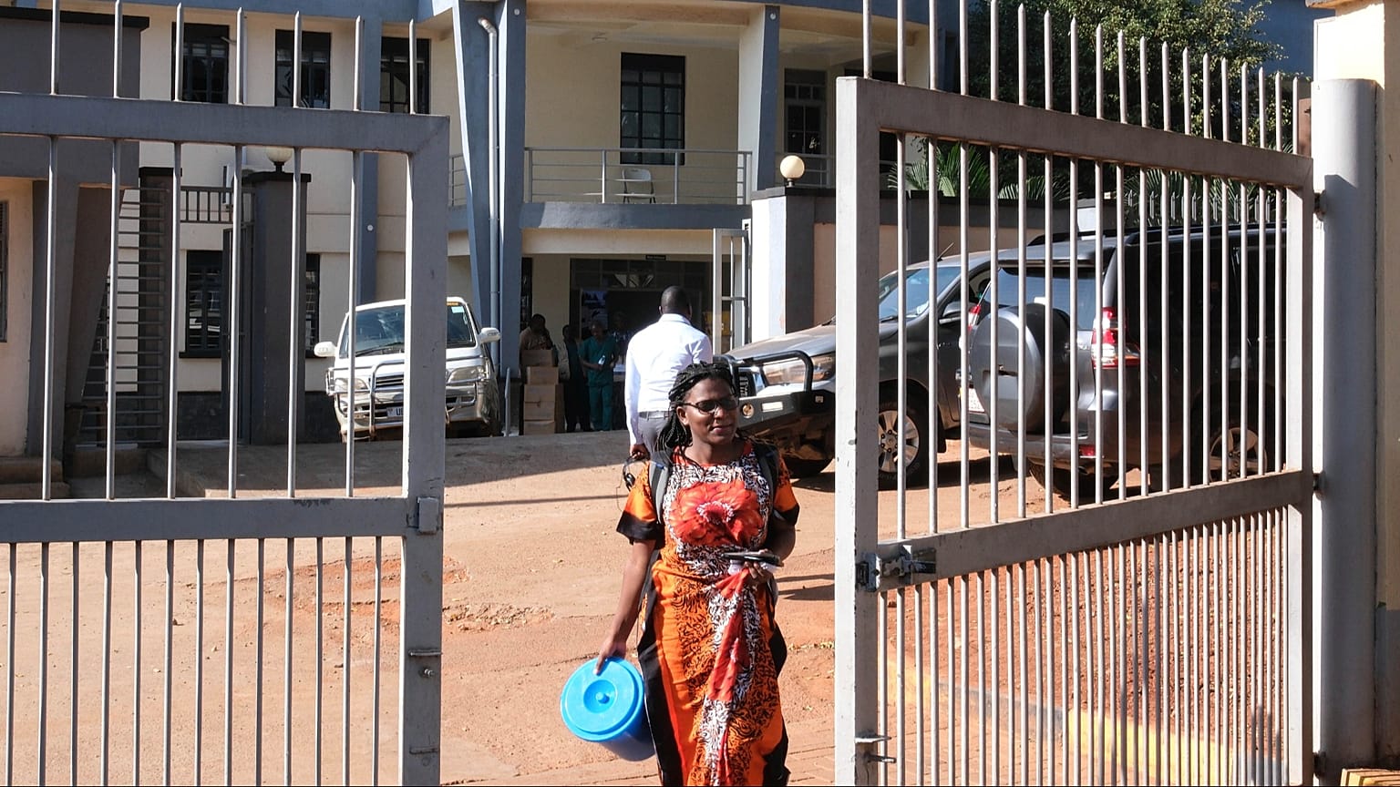 Ebola'dan kurtulan bir kişi Şubat 2025'te Kampala, Uganda'daki Mulago Sevk Hastanesi'ndeki izolasyon merkezinden ayrılıyor. 