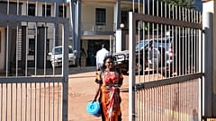 Ebola'dan kurtulan bir kişi Şubat 2025'te Kampala, Uganda'daki Mulago Sevk Hastanesi'ndeki izolasyon merkezinden ayrılıyor. 