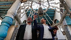 الحاخام يوسف حمرا وابنه هنري أثناء زيارتهما لكنيس الراقي في مدينة دمشق القديمة في 18 فبراير/شباط 2025
