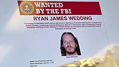 DOSYA: Eski Kanadalı Olimpik snowboardcu Ryan Wedding'in bir görüntüsü, 17 Ekim 2024 tarihinde Los Angeles'taki FBI ofislerinde düzenlenen bir basın toplantısı sırasında bir video monitöründe gösteriliyor.