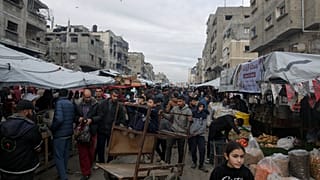 فلسطينيون يتسوقون في سوق الشيخ رضوان، غرب مدينة غزة، قبل موعد الإفطار، خلال شهر رمضان المبارك، يوم الاثنين 3 مارس 2025