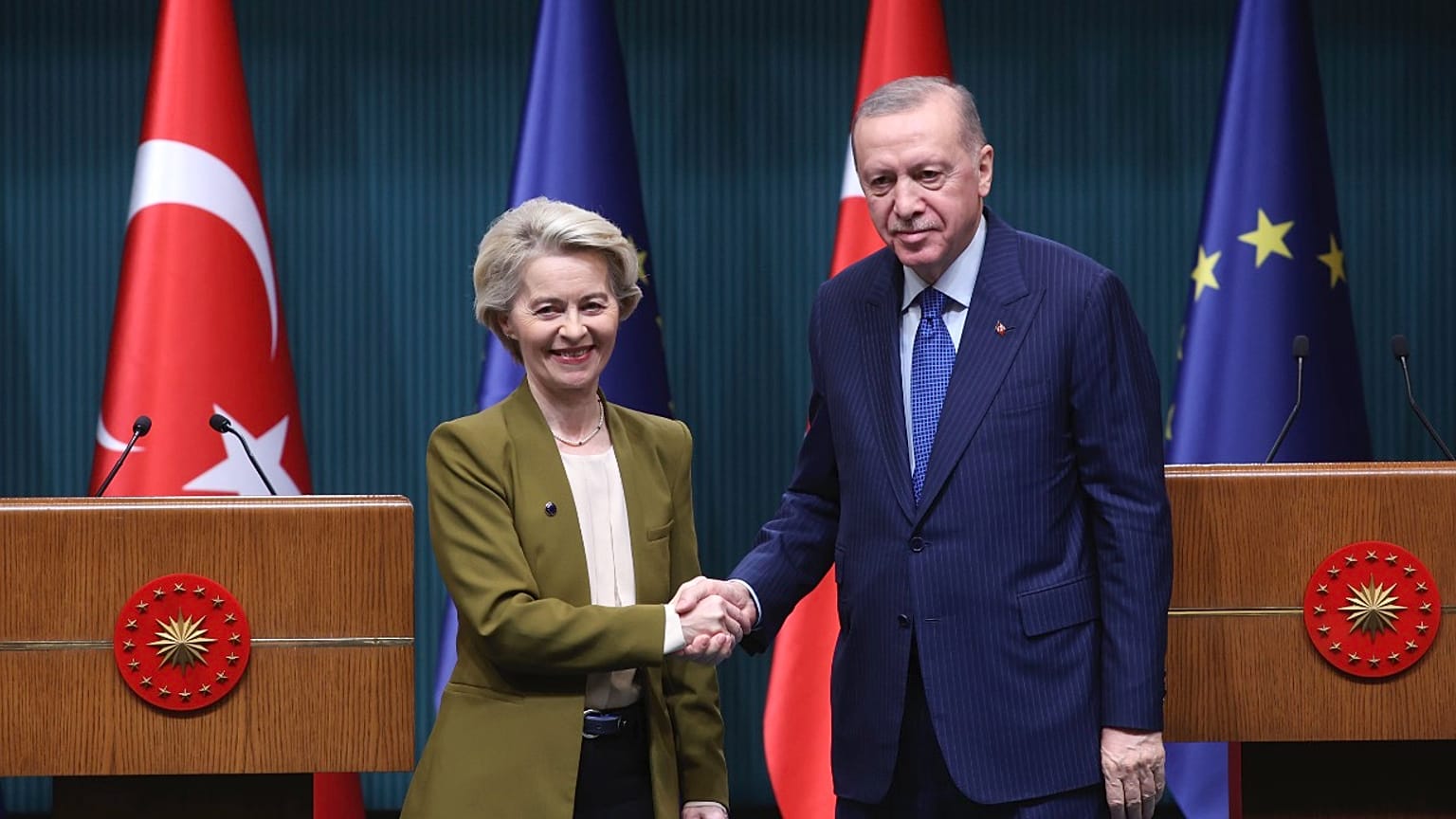 Cumhurbaşkanı Erdoğan (sağda), 17 Aralık'ta gerçekleşen görüşmenin ardından düzenlenen basın toplantısı sonrasında Avrupa Komisyonu Başkanı von der Leyen ile el sıkışıyor