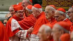 Cardinali durante una Messa solenne nella Basilica di San Pietro in Vaticano, 7 dicembre 2024.