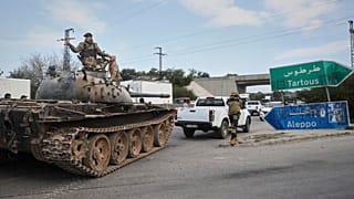 Fuerzas de seguridad sirias de refuerzo se despliegan en las afueras de Latakia, Siria, viernes 7 de marzo de 2025.