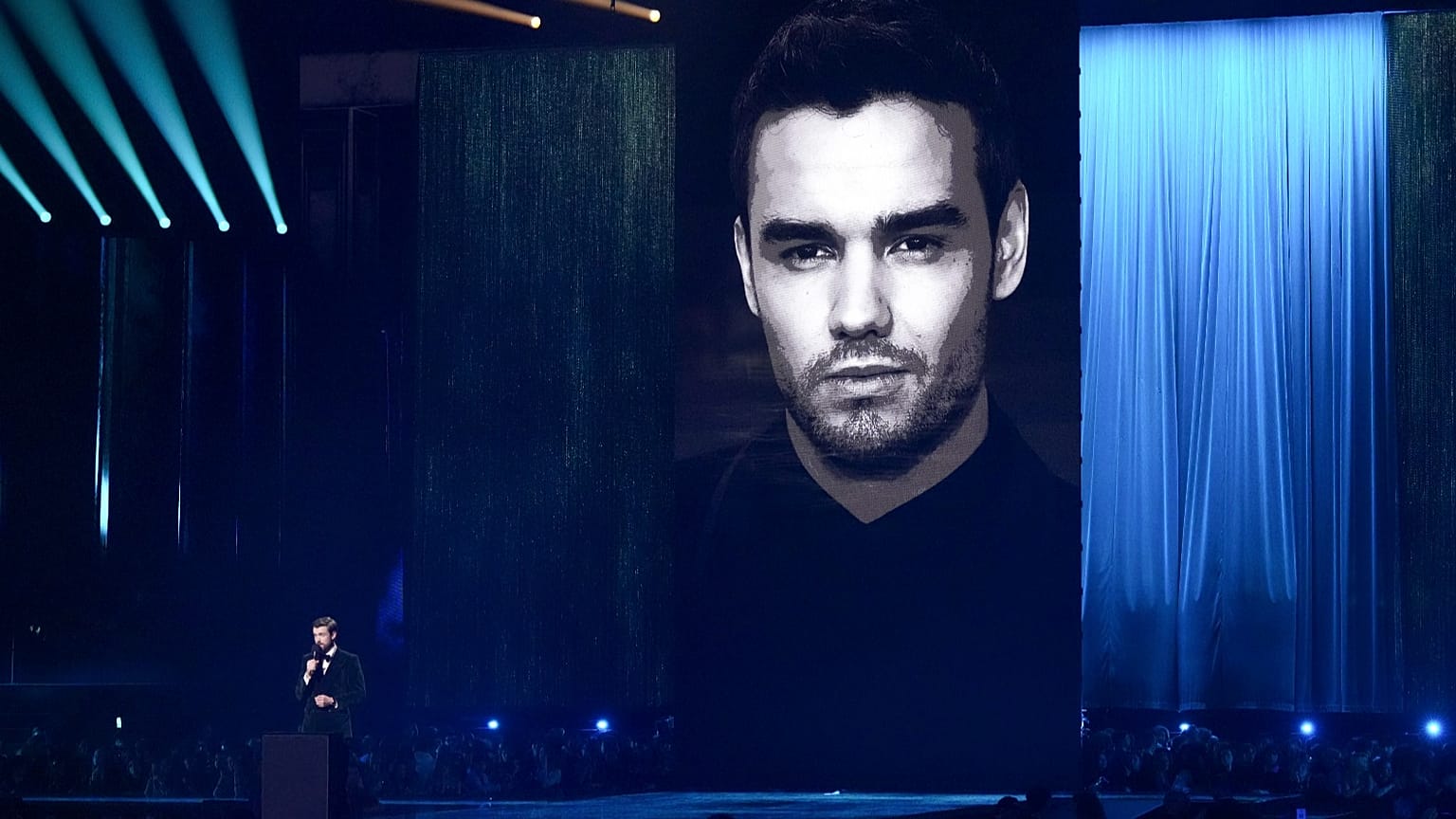 Jack Whitehall, 1 Mart 2025 Cumartesi günü Londra'da düzenlenen Brit Ödülleri 2025 sırasında Liam Payne'e saygılarını sunuyor