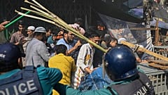 رجال الشرطة يستخدمون الهراوات لتفريق أنصار الجماعة الإسلامية المحظورة "حزب التحرير" بالقرب من مسجد بيت المكرم في دكا، بنغلاديش، يوم الجمعة 7 آذار/مارس 2025.