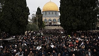 المصلون في حرم المسجد الأقصى المبارك يشاركون في صلاة الجمعة الأولى من شهر رمضان المبارك في البلدة القديمة في القدس، الجمعة، 7 مارس/آذار 2025