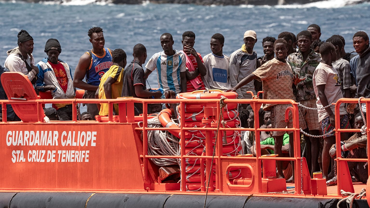 Migranten gehen am 26. August 2024 im Hafen von "La Estaca" in Valverde auf der Kanarischen Insel El Hierro, Spanien, an Land.