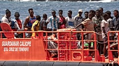 Migranten gehen am 26. August 2024 im Hafen von "La Estaca" in Valverde auf der Kanarischen Insel El Hierro, Spanien, an Land.