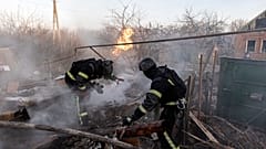Фото Службы по чрезвычайным ситуациям Украины: пожарные тушат огонь после российской воздушной атаки в Константиновке, Донецкая область, 7 марта 2025 г.