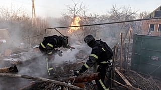Фото Службы по чрезвычайным ситуациям Украины: пожарные тушат огонь после российской воздушной атаки в Константиновке, Донецкая область, 7 марта 2025 г.