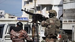 Οι ενισχυμένες συριακές δυνάμεις ασφαλείας αναπτύσσονται στη Λατάκια της Συρίας, Παρασκευή 7 Μαρτίου 2025. (AP Photo/Omar Albam)