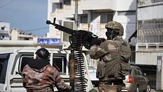 Fuerzas de seguridad sirias de refuerzo se despliegan en Latakia, Siria, el viernes 7 de marzo de 2025. (AP Photo/Omar Albam)