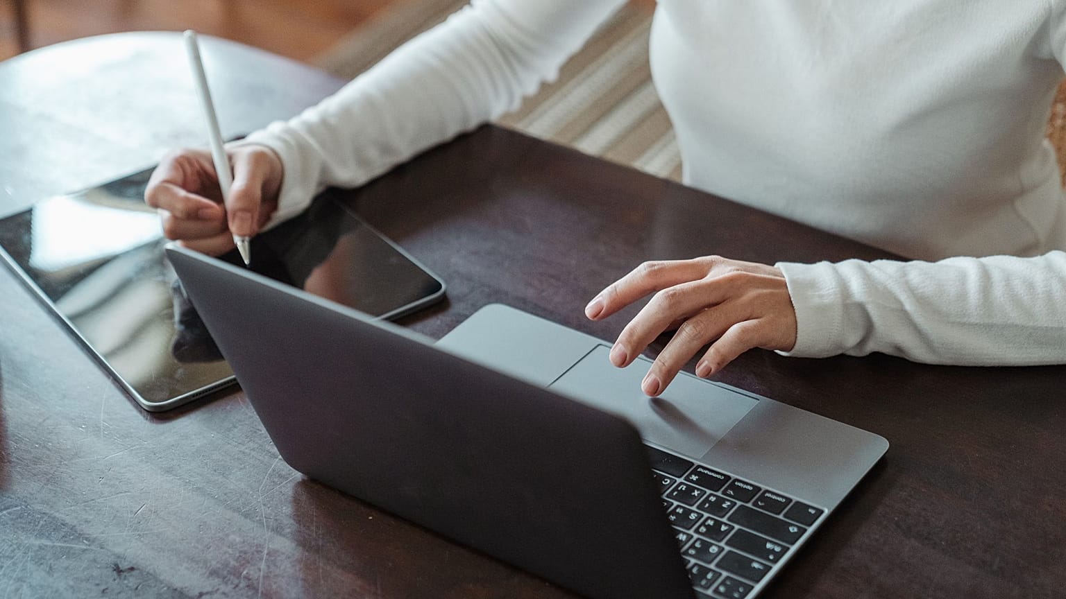 Απρόσωπη γυναίκα επιχειρηματίας που κάνει multitasking.