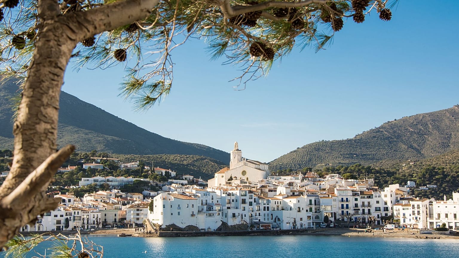 Imagen de Cadaqués, un pueblo situado en la costa catalana, en el Mediterráneo.