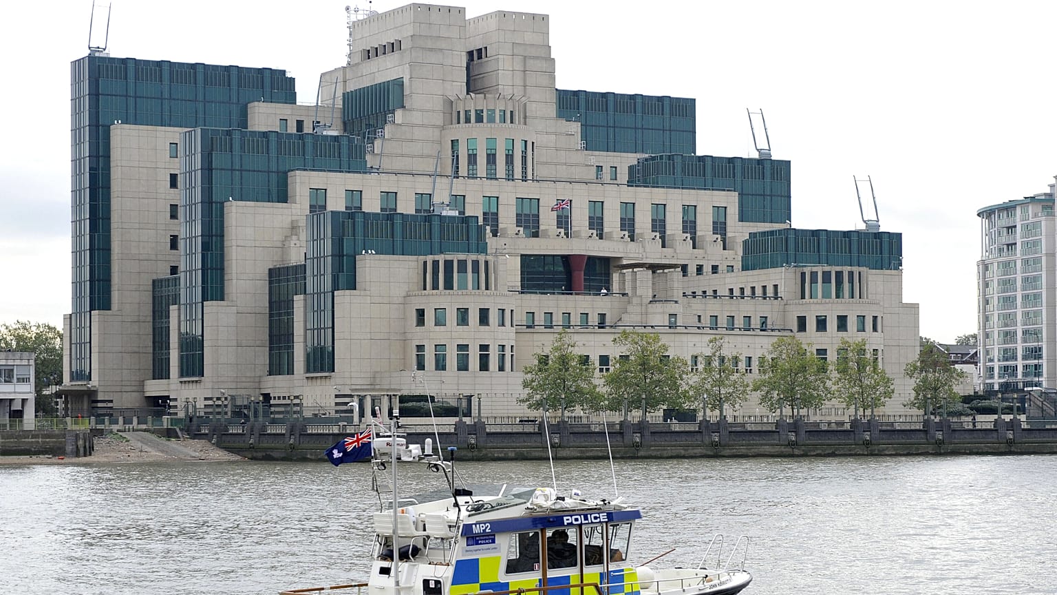 Una lancha de la policía en el río Támesis, cerca del edificio del MI6 en Londres. 