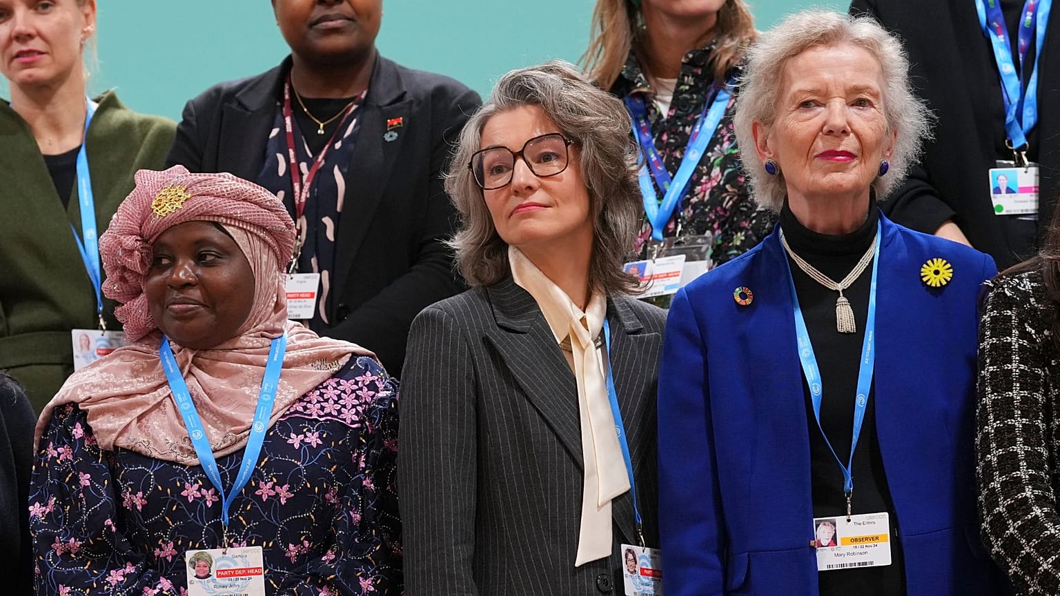 Gambiya İklim Bakanı Rohey John, Estonya İklim Bakanı Yoko Alender ve İrlanda eski Cumhurbaşkanı Mary Robinson CO29'da diğer kadın liderlerle birlikte fotoğraf çektirdi.