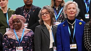 Gambiya İklim Bakanı Rohey John, Estonya İklim Bakanı Yoko Alender ve İrlanda eski Cumhurbaşkanı Mary Robinson CO29'da diğer kadın liderlerle birlikte fotoğraf çektirdi.