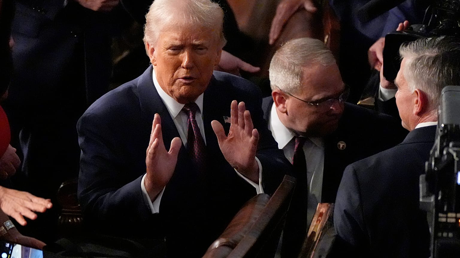 Başkan Donald Trump, 4 Mart 2025 Salı günü Washington'daki Kongre binasında Kongre'nin ortak oturumuna hitap ettikten sonra binadan ayrılıyor.