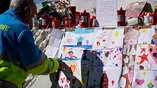 Desenhos de crianças para o Papa Francisco à porta do Hospital Gemelli em Roma