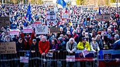 Menschen versammeln sich am Freitag, 7. März 2025, in Bratislava, um an einer Demonstration mit dem Titel "Die Slowakei ist Europa" teilzunehmen.