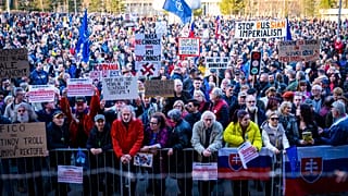 Pessoas reúnem-se para participar num protesto intitulado "A Eslováquia é a Europa" em Bratislava, sexta-feira, 7 de março de 2025