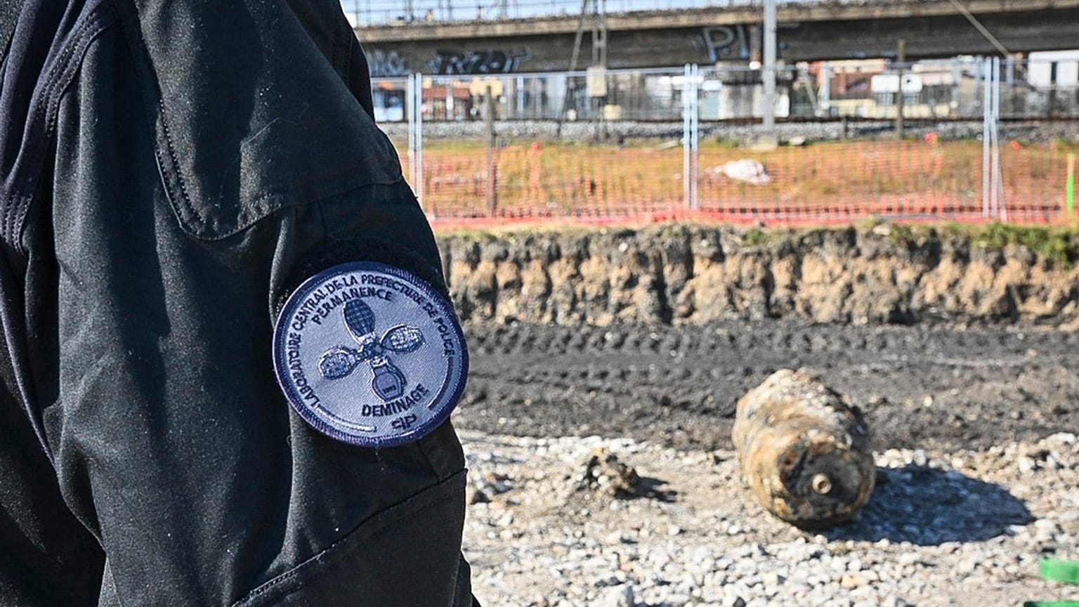 Zdjęcie dostarczone przez paryską prefekturę policji przedstawia ogromną niewybuchłą bombę z czasów II wojny światowej, która spowodowała chaos komunikacyjny w Paryżu w piątek 7 marca 2025 r.