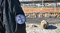 Dieses von der Pariser Polizeipräfektur zur Verfügung gestellte Foto zeigt eine riesige nicht explodierte Bombe aus der Zeit des Zweiten Weltkriegs, die ein Verkehrschaos in Paris verursacht hat, Freitag, 7. März 2025