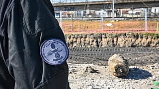 На этой фотографии, предоставленной префектурой полиции Парижа, изображена огромная неразорвавшаяся бомба времен Второй мировой войны, которая вызвала транспортный хаос в Париже, пятница, 7 марта 2025 года.