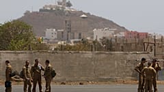 Soldaten der französischen Luftwaffe auf dem Rollfeld des französischen Militärstützpunkts in Dakar, 2. Juni 2009
