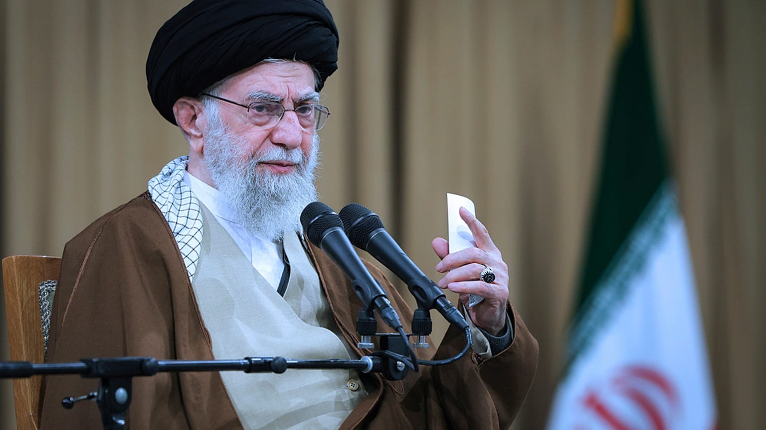 Ali Hamenei ajatollah, Irán legfelsőbb vezetője egy teheráni védelmi megbeszélésen 2025. február 12-én
