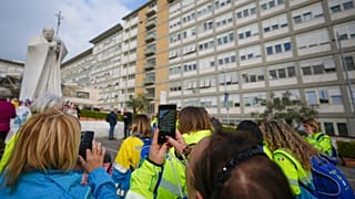 Fedeli davanti al Policlinico Gemelli di Roma