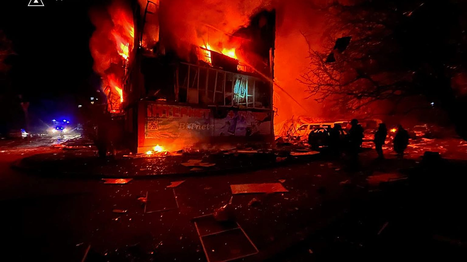  Los bomberos apagan el fuego tras un ataque con cohetes rusos en Dobropilia, región de Donetsk, Ucrania, el sábado 8 de marzo de 2025.