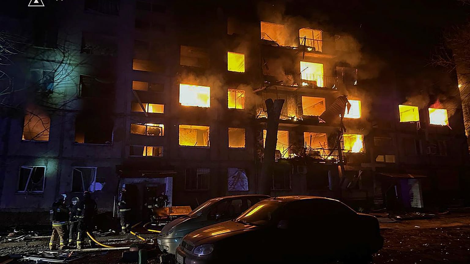 Ουκρανοί πυροσβέστες δίνουν μάχη με τις φλόγες σε πολυώροφο κτίριο που χτυπήθηκε σε ρωσική επίθεση στην πόλη Ντομπροπίλια στο Ντόνετσκ