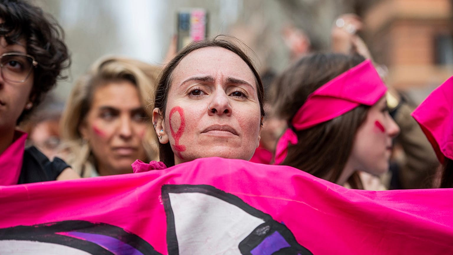 Kadınlar 8 Mart 2025 Cumartesi günü Roma'da Dünya Kadınlar Günü'nde protestoda.