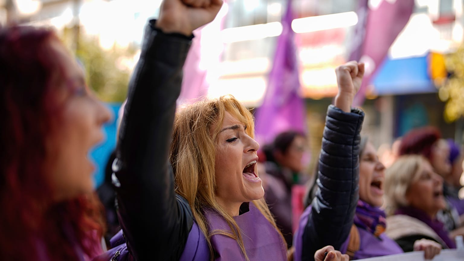 تهتف النساء بشعارات خلال احتجاج بمناسبة اليوم العالمي للمرأة في إسطنبول، تركيا، السبت 8 مارس 2025