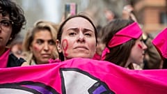 Γυναίκες παίρνουν μέρος σε διαφεμινιστική απεργία για την Παγκόσμια Ημέρα της Γυναίκας, στη Ρώμη, Σάββατο 8 Μαρτίου 2025.