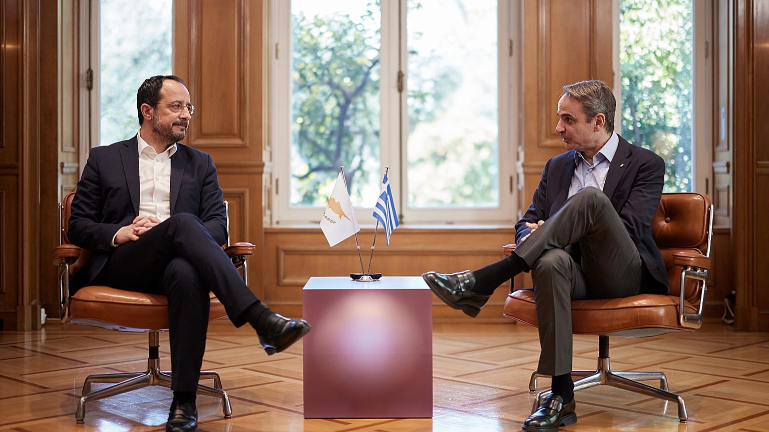 Ο πρωθυπουργός Κυριάκος Μητσοτάκης συνομιλεί με Πρόεδρο της Κυπριακής Δημοκρατίας Νίκο Χριστοδουλίδη κατά την διάρκεια της συνάντησής τους στο Μέγαρο Μαξίμου, το Σάββα