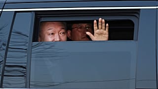 Jun Szogjol dél-koreai államfő távozik az előzetes letartóztatásból 2025. március 8-án