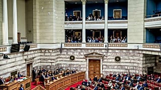 Bizalmatlansági szavazás a görög kormány ellen az athéni parlamentben 2025. március 7-én