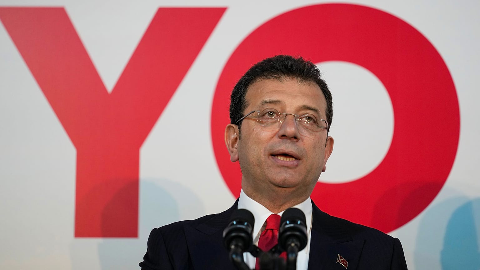 Ekrem İmamoğlu, 31 Mart 2024 seçimi sonrası partisinin İstanbul İl Başkanlığı'nda gazetecilere açıklamalarda bulunurken görüntüleniyor. (Arşiv)