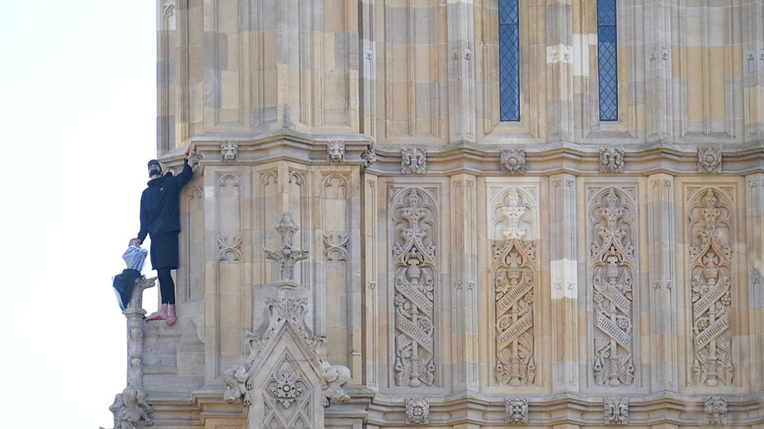 Les services d'urgence au Palais de Westminster à Londres après qu'un homme portant un drapeau palestinien ait escaladé la Tour de Big Ben, samedi 8 mars 2025. 
