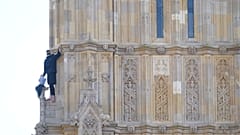 Les services d'urgence au Palais de Westminster à Londres après qu'un homme portant un drapeau palestinien ait escaladé la Tour de Big Ben, samedi 8 mars 2025. 