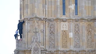 Les services d'urgence au Palais de Westminster à Londres après qu'un homme portant un drapeau palestinien ait escaladé la Tour de Big Ben, samedi 8 mars 2025.